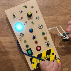 Vastaanotettu Montessori Aktiivisuustaulu LED-valoilla asiakkaalta L****r.