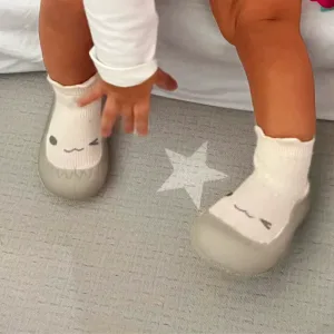 Asiakkaalta B***e saadut Baby First Walker Slip-On Sock Shoes.