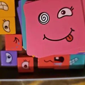 Asiakkaalta O***p saadut Expression Puzzle Building Blocks -peli kellolla.